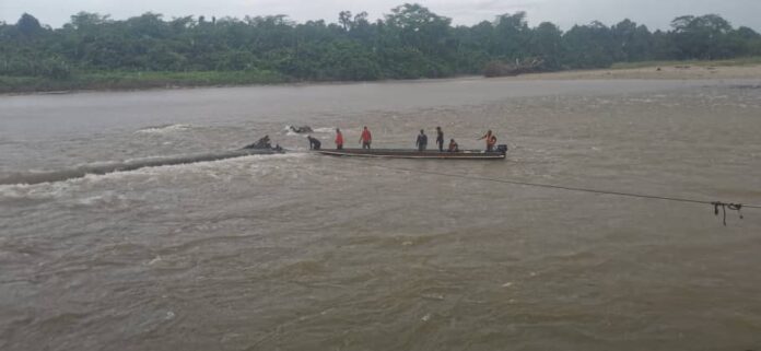 Mocsar teams up with villagers to clear big logs stuck in Baram River