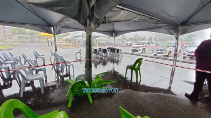 Flash flood hits Sibu Jaya PPV, but vaccinations continue