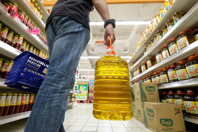 Ministry raids KL wholesaler for misappropriating 1.6 million kg of cooking oil