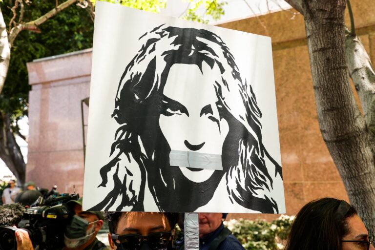 'Traumatised' Britney Spears urges judge to end ...