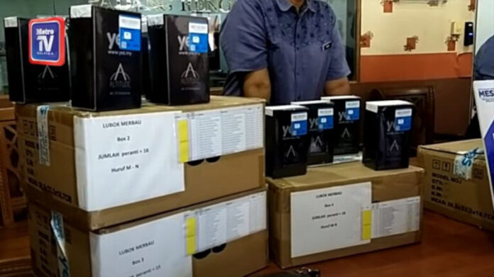 Perak distributes 20,000 low-quality phones to prevent students from playing games