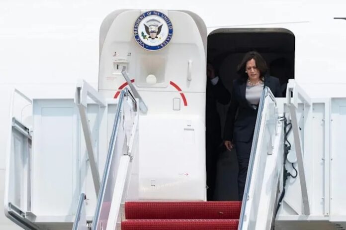 Kamala Harris’s plane forced to turn around due to technical fault