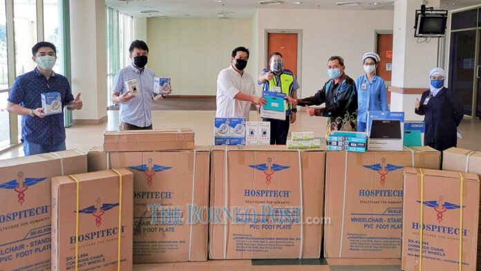 Anonymous donour among four contribute various equipment to Unimas PKRC