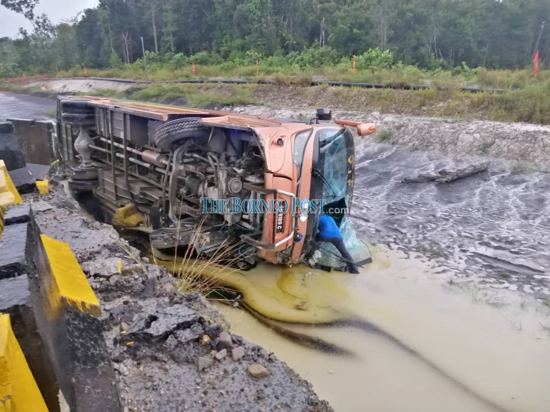 Express bus second driver, passenger rushed to hospital after accident at KM25 of Sri Aman-Kuching road