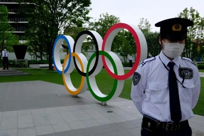 South Korean students burn Japanese Imperial flag to protest territorial dispute