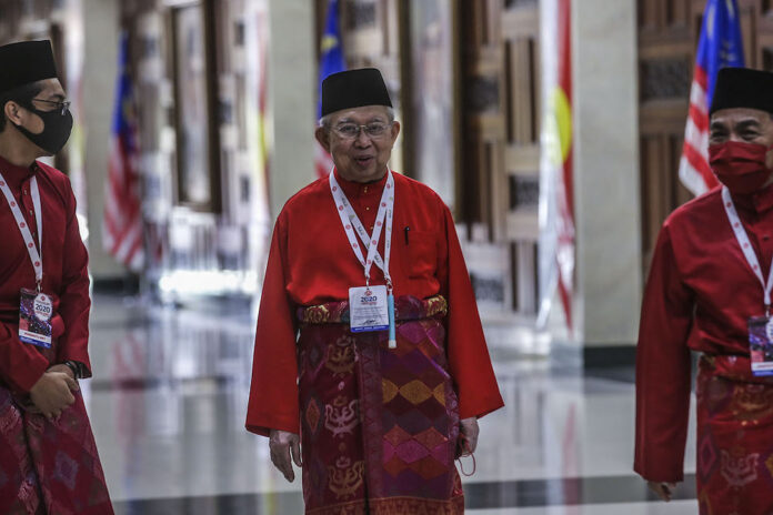 PM, Cabinet should resign and cede power to the King, says Ku Li