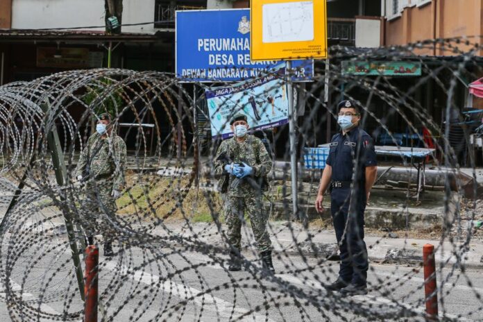 Police tighten control at all KL EMCO localities after escape attempt at Jalan Kampung Pasir PPR