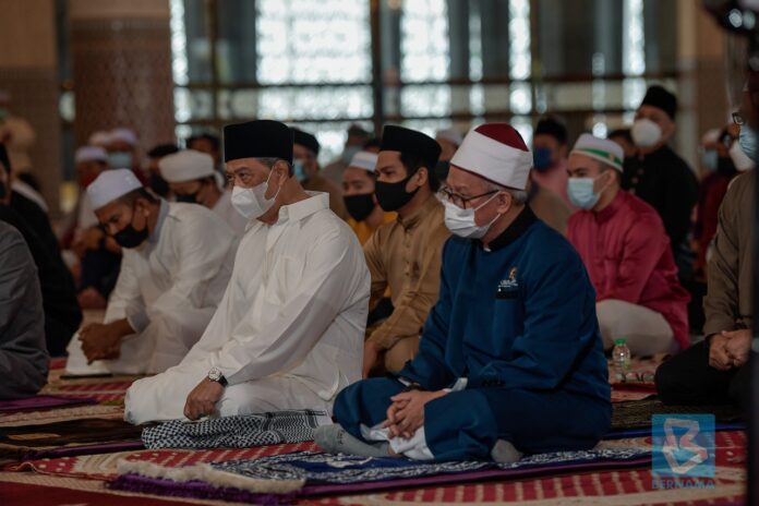 PM Muhyiddin performs Aidiladha prayers at National Mosque