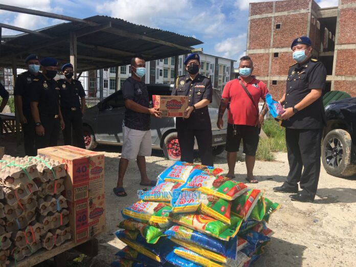 46 families at Tukau construction site receive food baskets after raising ‘bendera putih’