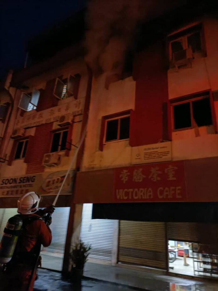 Fire destroys shop building store in Lawas