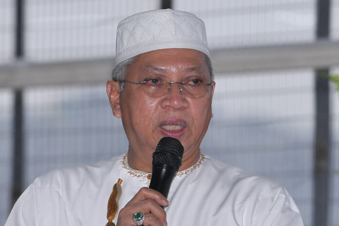 After public uproar, Annuar Musa deletes tweet of visiting Pak Lah for lunch during lockdown
