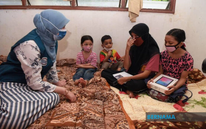 ‘I help everyone’, says Rina Harun on food basket distribution