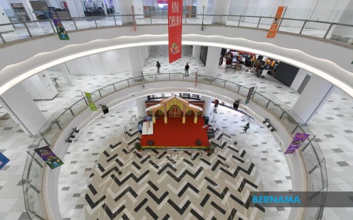 Coalition of retail groups backs benefits for fully vaccinated, suggests reopening malls once staff hit 70 pct herd immunity threshold