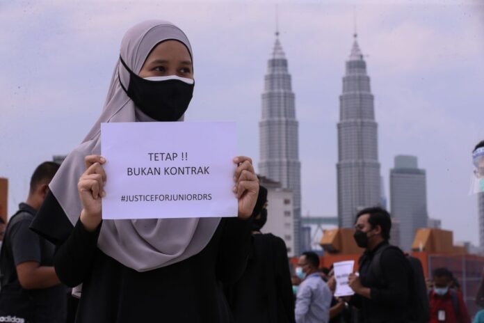 #HartalDoktorKontrak: In pictures and videos