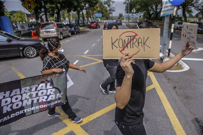 #HartalDoktorKontrak: Prepare for strike if contract doctors’ woes not solved before Budget 2022 tabled