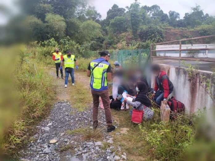 GOF intercept 21 illegal immigrants in Serian, order them to turn back