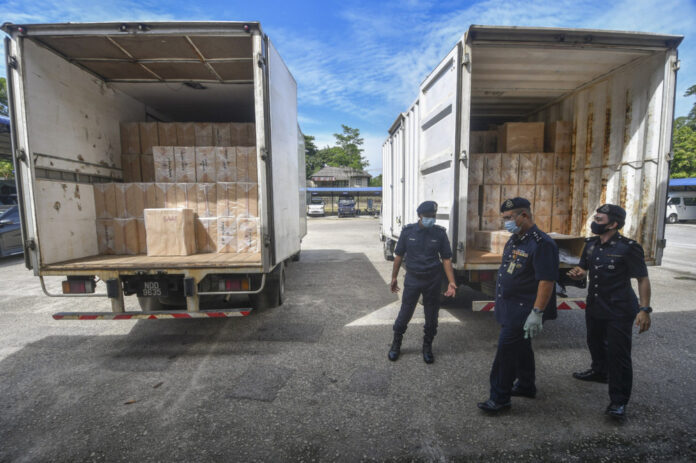 Kelantan police nab two men, seize RM1.1m worth of contraband cigarettes at roadblock