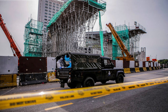 LRT 3 construction scaffolding collapse in Klang: Contractor issued stop work order, investigation ongoing