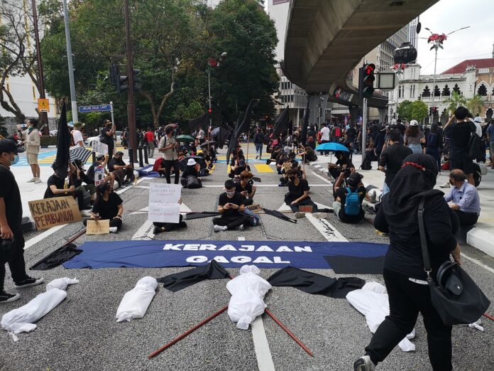 Thousands converge on Dataran Merdeka for #Lawan protest