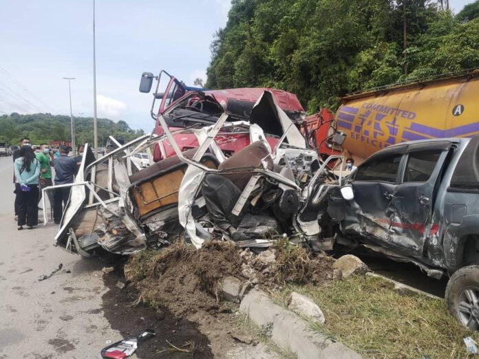 Three injured in 11-vehicle pileup