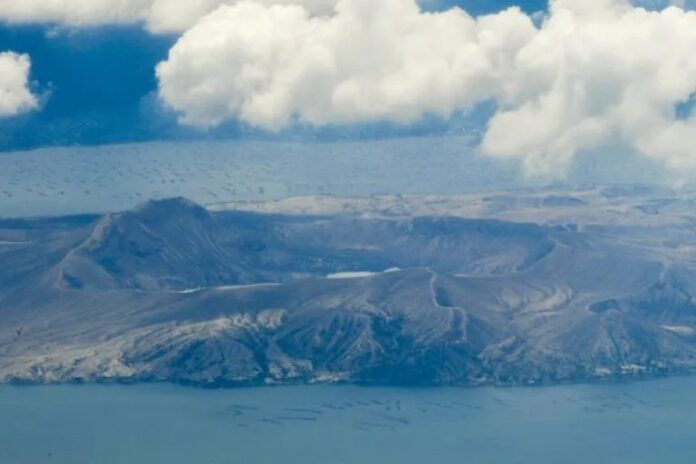 Philippines on alert for another volcano eruption as thousands flee