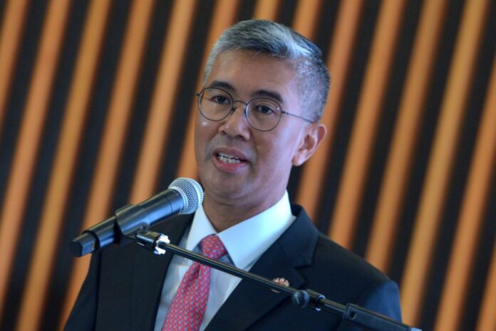 Report: Tengku Zafrul says he wants to meet me, claims Dr Mahathir
