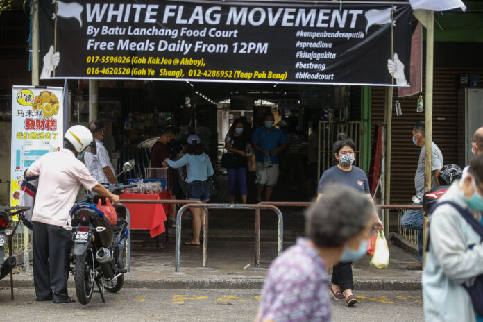 Penang fishermen join ‘white flag’ initiative, hand out catch of the day to families in need
