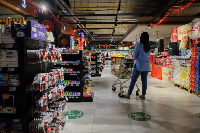 Covid-19: Sabah supermarkets, eateries have one month to get staff jabbed before enforcement starts, says state minister