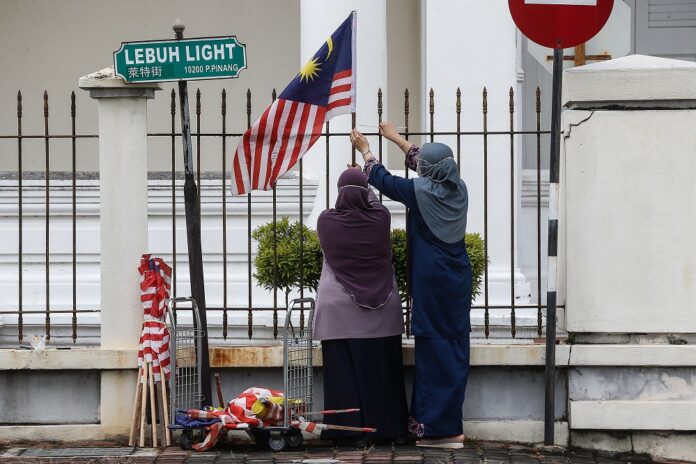 Muhyiddin urges Malaysians to fly the Jalur Gemilang as sign of solidarity in Covid-19 battle