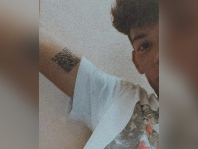 Scan here: Italian tattoos Covid vaccine pass on arm
