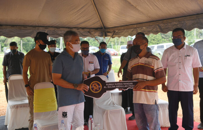 Agong presents house keys to families affected by floods in Pahang
