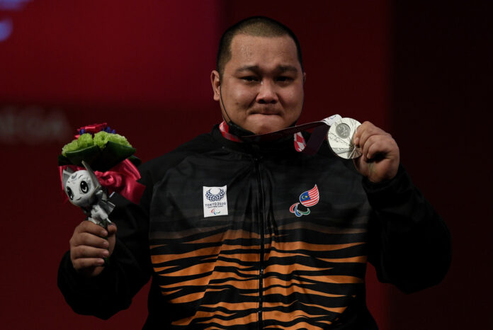 Abdul Karim congratulates Sarawakian powerlifter Jong Yee Khie for winning silver medal at Tokyo Paralympics