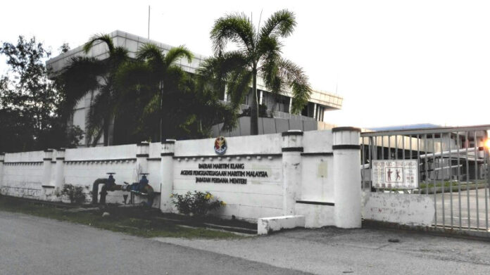 Johor MMEA evacuates three Covid-19 patients from Pulau Aur to Mersing to receive treatment