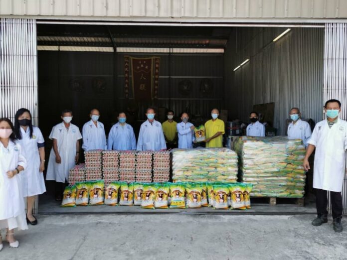 Chinese physician association members help needy family in Miri