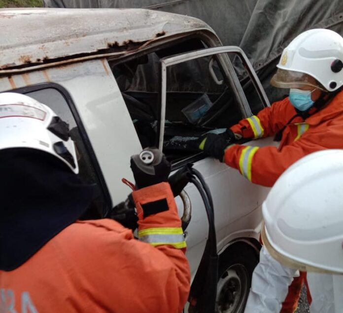 Driver killed after ramming van into stalled lorry in Batu Niah