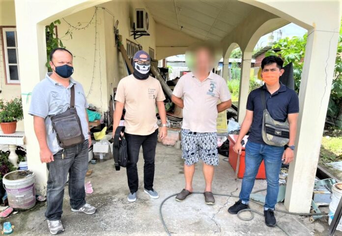 Man arrested for allegedly threatening his neighbours with machete in Lutong