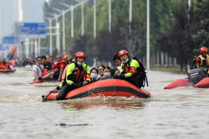 Death toll in central China floods rises to 302, dozens still missing