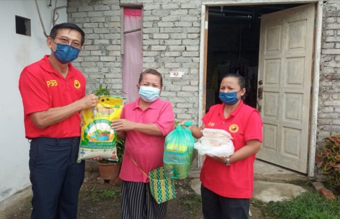 Kg Betong folk receive food baskets from PSB Batu Kitang