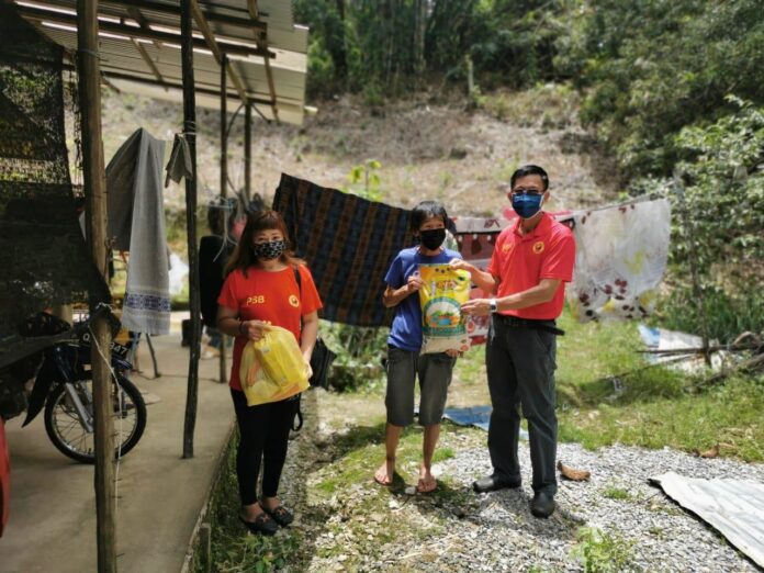 PSB’s Liu delivers 100 food aid packs to residents in Mile 10, Penrissen Road in Kuching