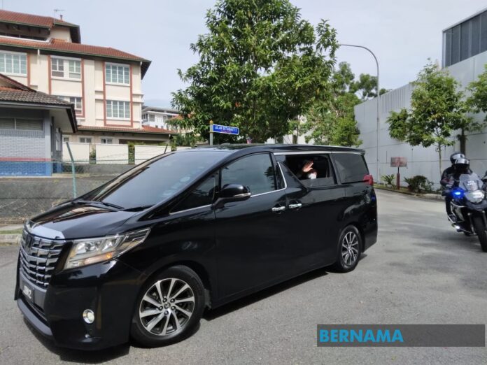 PM leaves KL residence after Armed Forces chief arrives at PMO, AG now at Istana Negara (VIDEO)