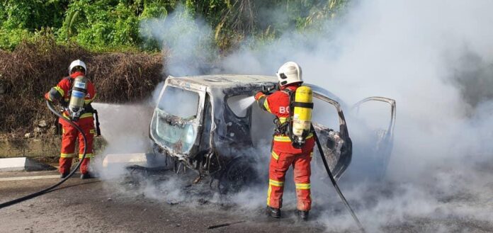 Car catches fire after running into kerb outside Bintulu police station