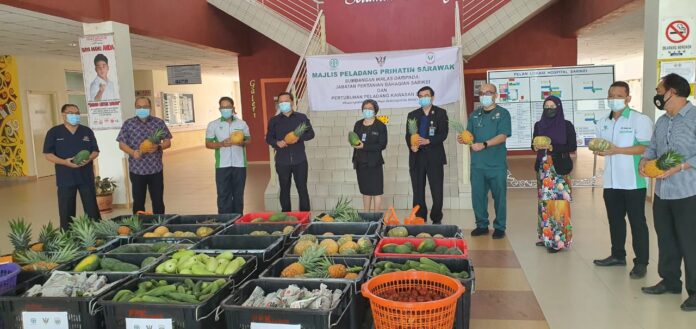 Sarikei AFO distributes fruit, veggie to frontliners