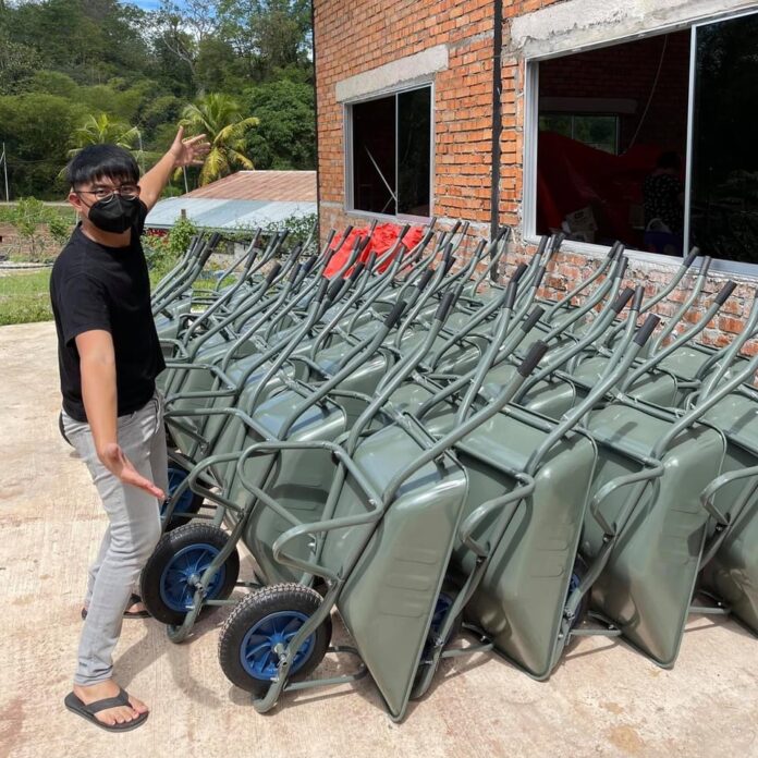 Digital personality collects RM223,935 for flood victims