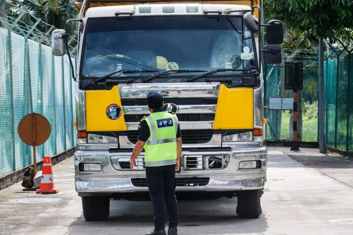 JPJ Miri introduces drive-thru service to reduce crowding