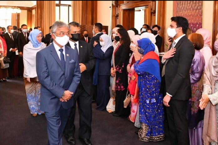 King, Queen visit Malaysian High Commission in UK