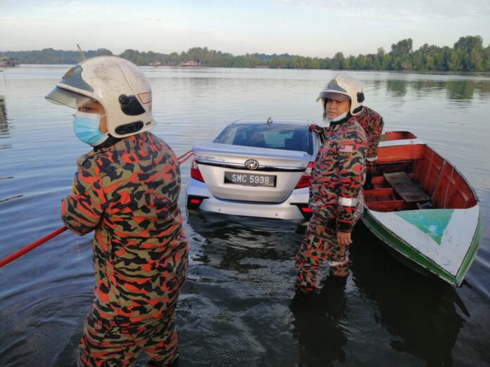 Driver dies after plunged into estuary