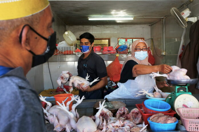 Melaka chicken traders reduce price after prompt action by KPDNHEP