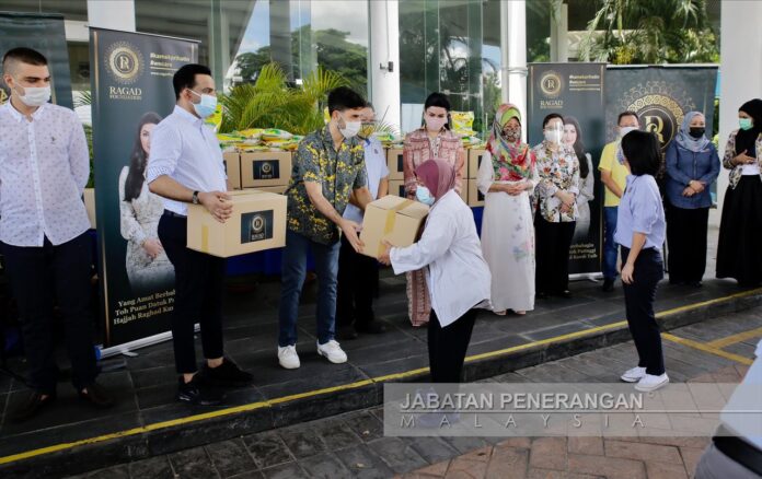 Raghad distributes food baskets to 200 recipients