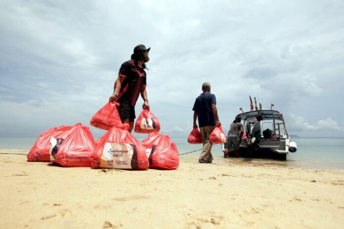 Tourism Malaysia helps tourist operators on Pulau Tioman with food baskets