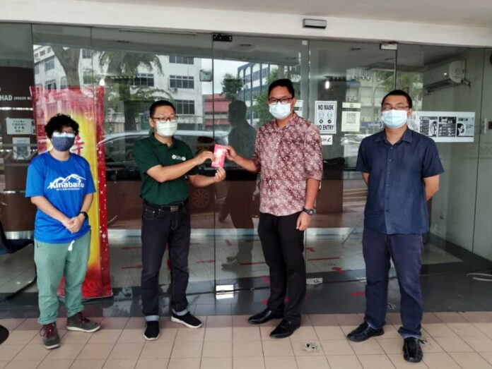 Sibu journalists present yearly study incentives to members’ children